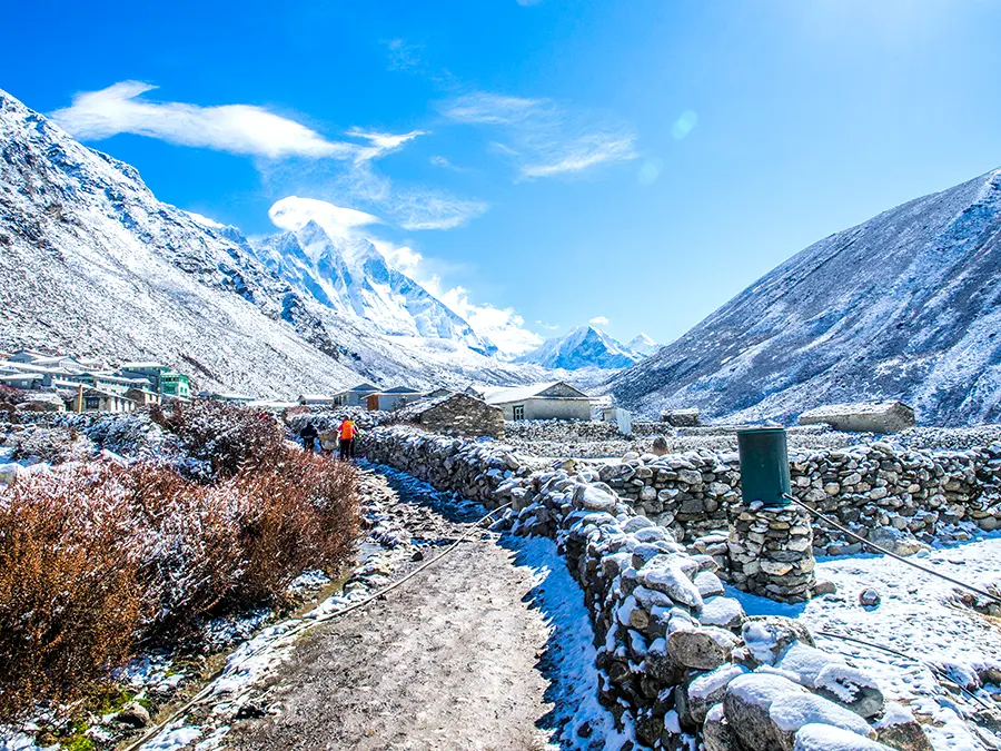 Himalayan mountain views on the way to EBC