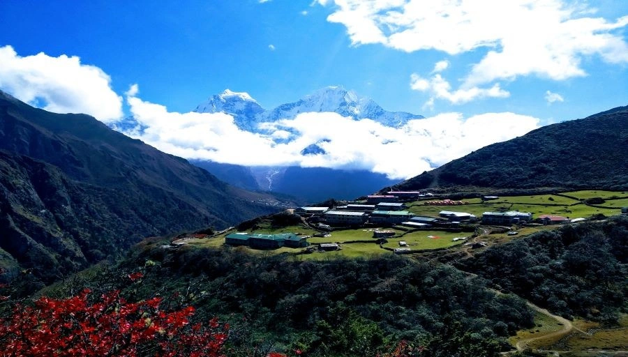 Dole-village-with-the-mountain-background-in-Everest-region.