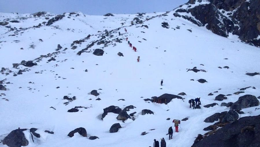 three-great-passes-of-everest-covered-in-snow