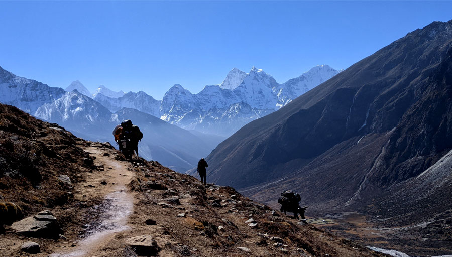 The trek from Dingboche to Lobuche