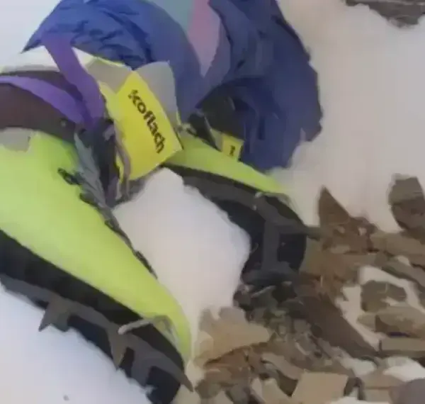 Everest Green Boots: a dead body on mount Everest