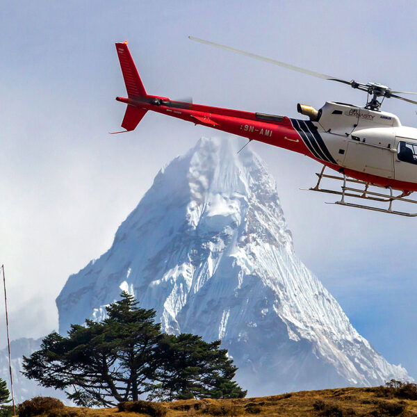 Helicopter flight at Everest
