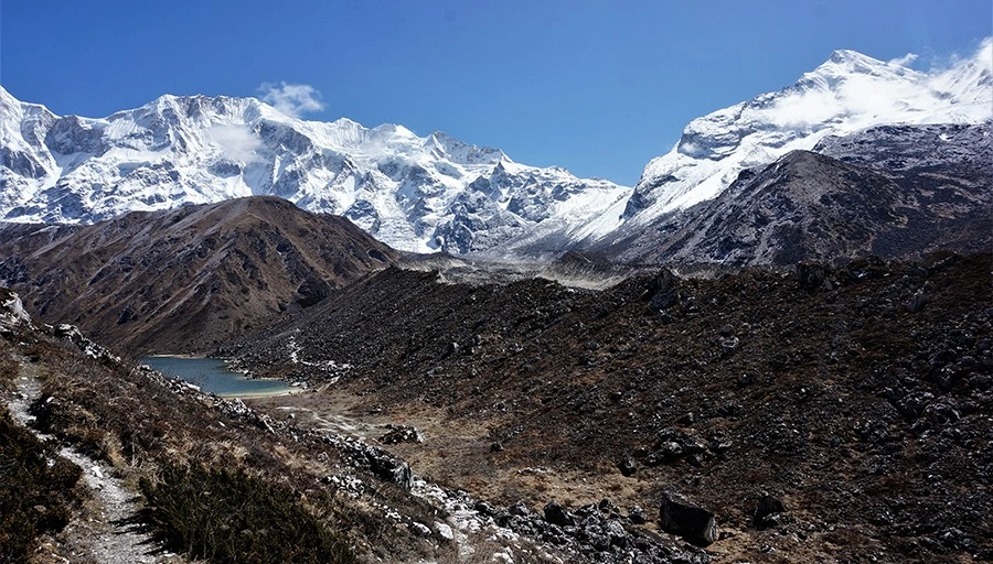 lakes on the way of manaslu circuit
