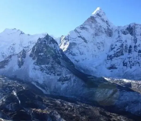 Everest base camp trekking views