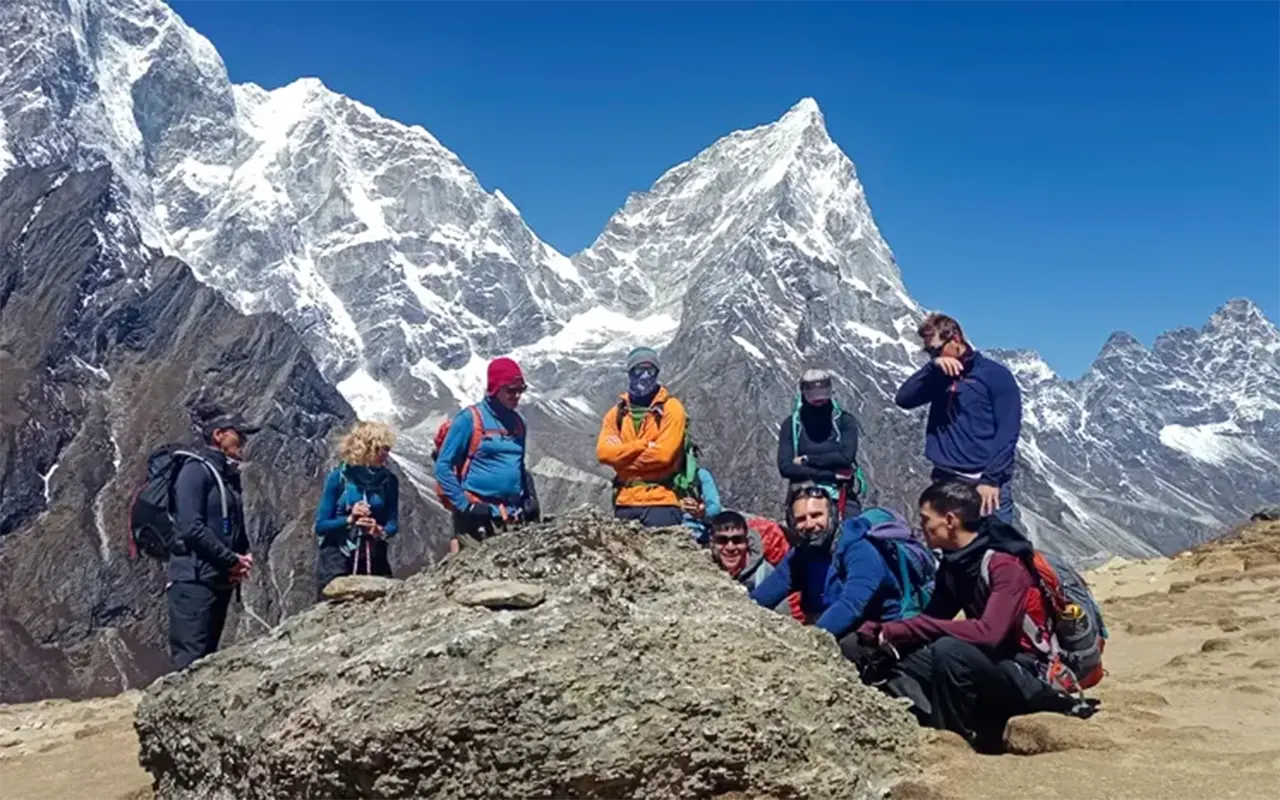 Our-guests-on-the-way-to-Lobuche-from-Thukla