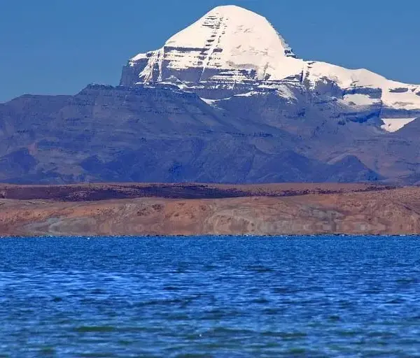 Danau Mansarovar dengan pemandangan latar belakang Gunung Kailash