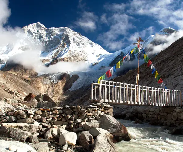 Mount-makalu-with-clouds