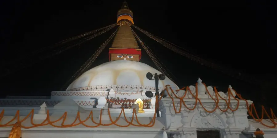 Pamandangan peuting Stupa Boudhanath