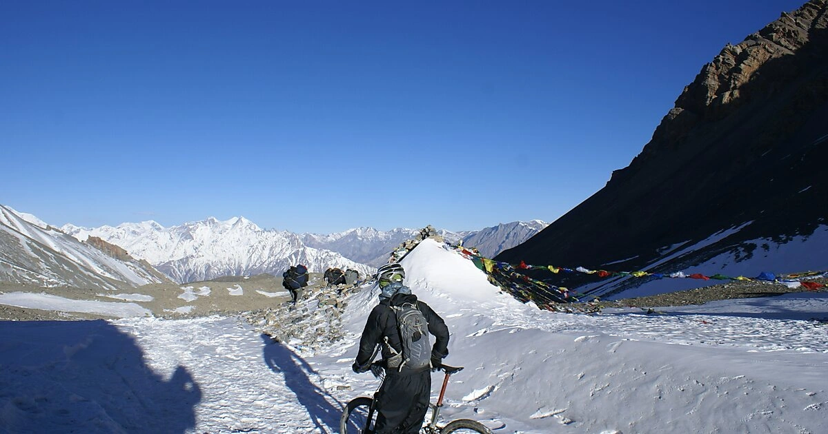 snowy-way-through-thorang-la-pass